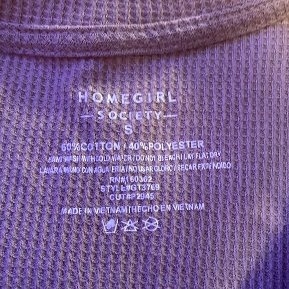 Cropped Graphic Shirt - Picture 3 of 3